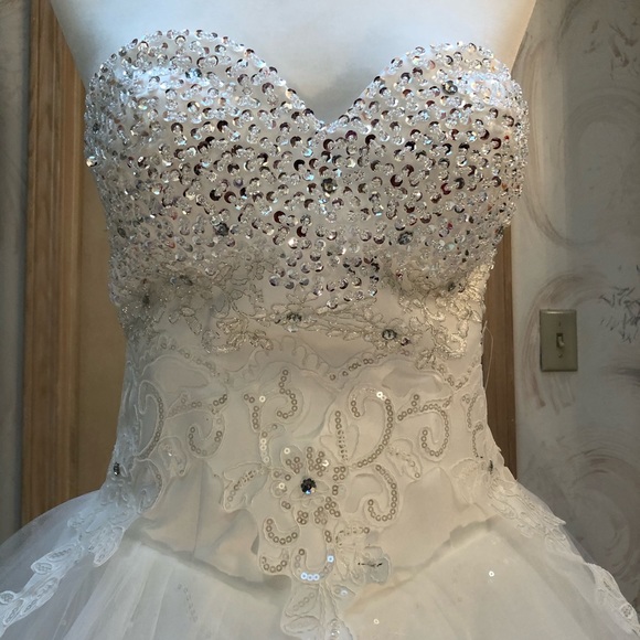 Simple Elegant Sweetheart Tulle Ball wedding Gown - Picture 4 of 8